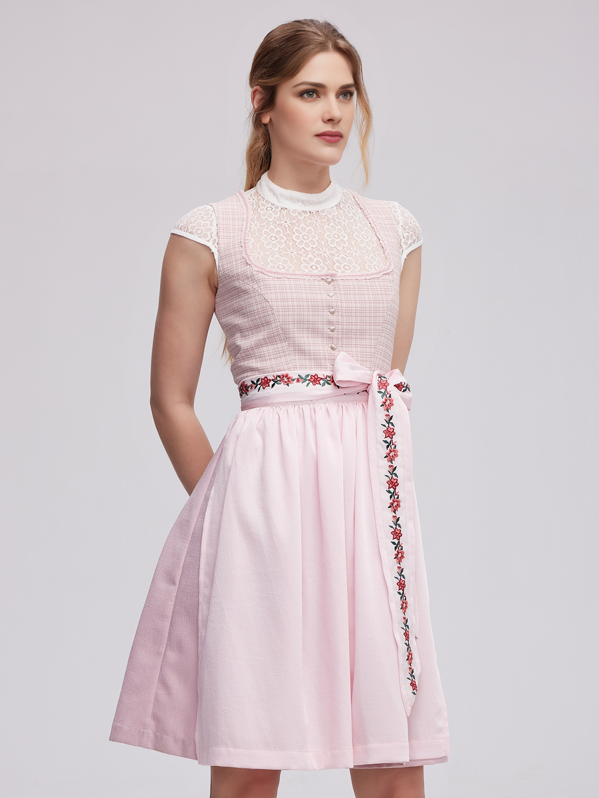 Modernes Minidirndl in Rosa mit raffiniertem Schnitt