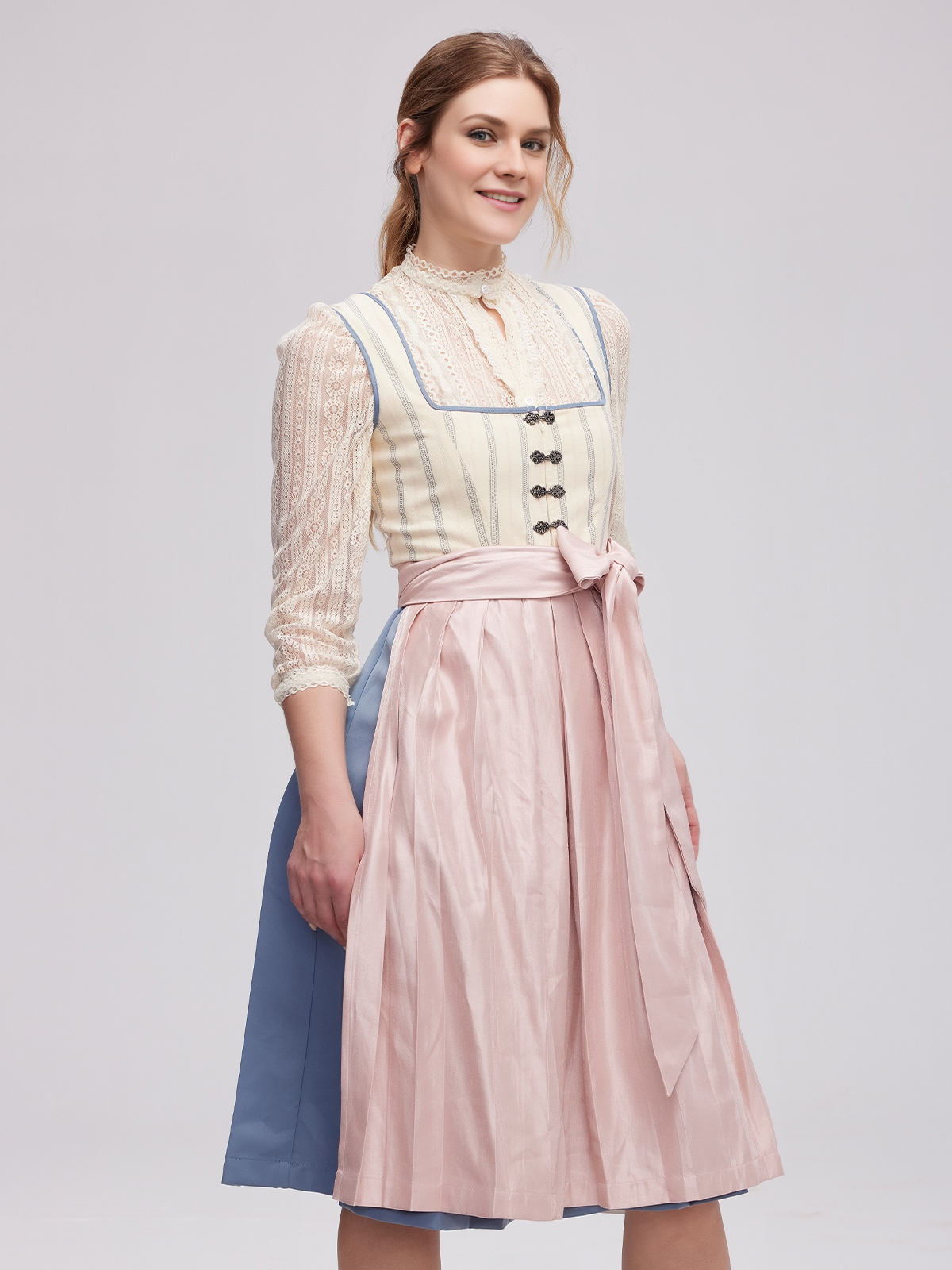Dirndl Dunkelrot – Eleganz und Tradition vereint