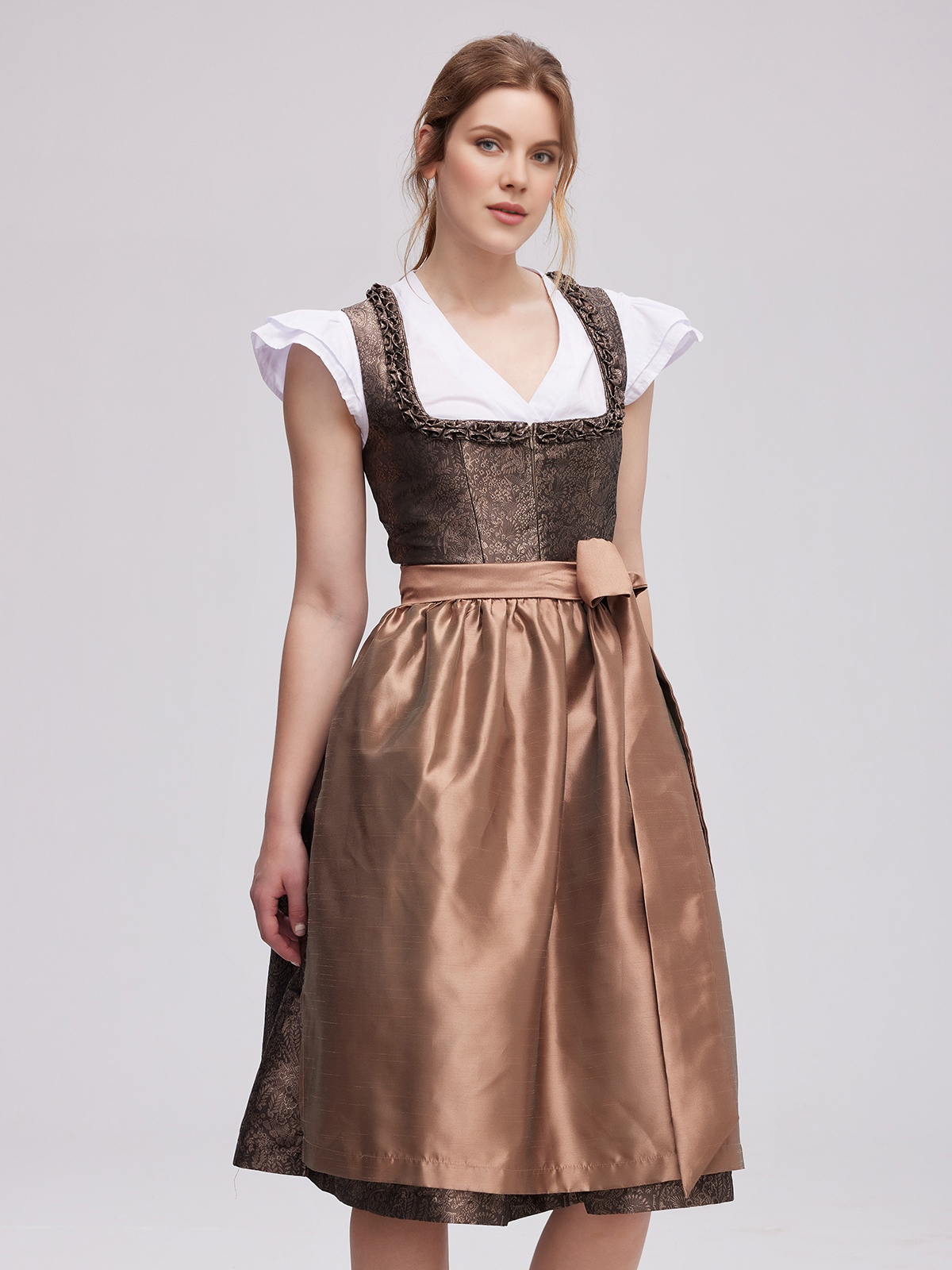 Oranges Dirndl mit strahlender Ausstrahlung
