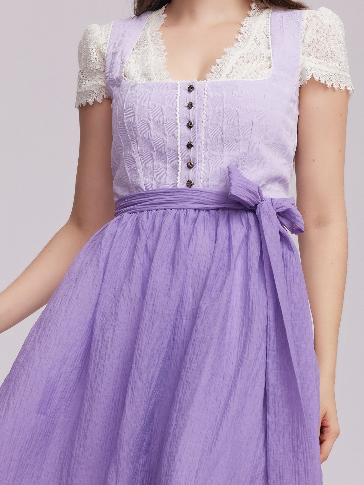 Ein modernes Länge Dirndl in Lila – perfekt für festliche Anlässe.